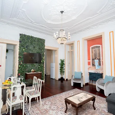 Bright And Spacious 3 Bedroom With High Ceilings Location