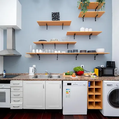Bright And Spacious 3 Bedroom With High Ceilings Location 아파트 *