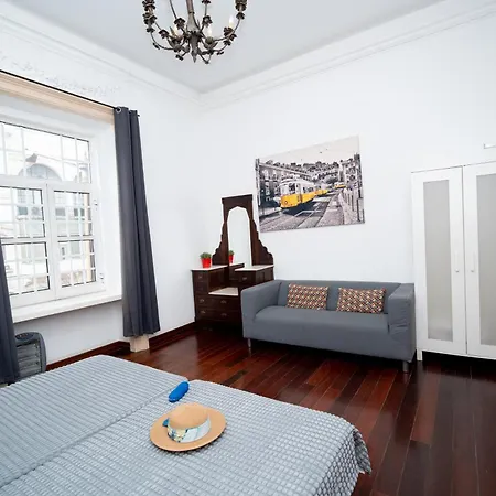 Bright And Spacious 3 Bedroom With High Ceilings Location *