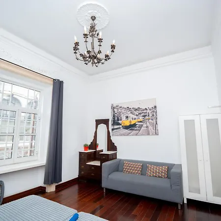 Bright And Spacious 3 Bedroom With High Ceilings Location *