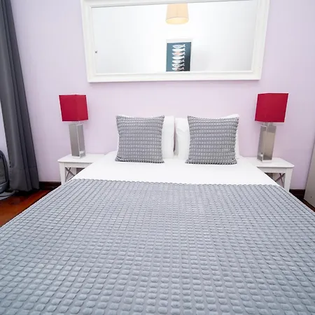 Bright And Spacious 3 Bedroom With High Ceilings Location 아파트 *