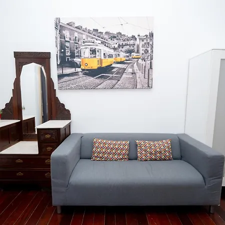 Bright And Spacious 3 Bedroom With High Ceilings Location *