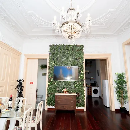 Bright And Spacious 3 Bedroom With High Ceilings Location