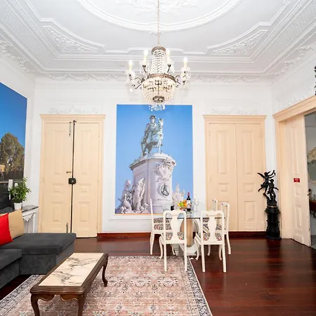 Bright And Spacious 3 Bedroom With High Ceilings Location